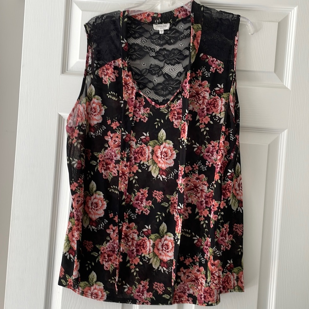 Women’s 3X sheer lace sleeveless top